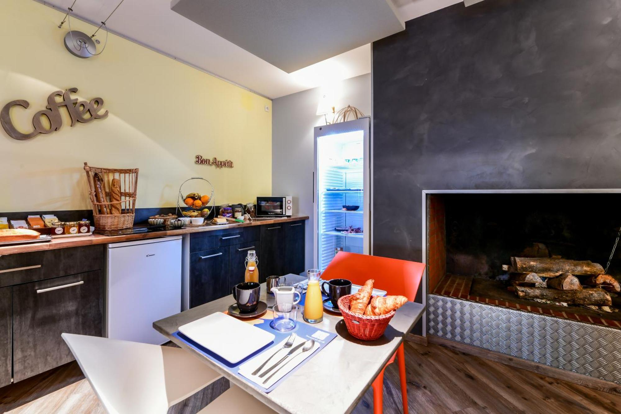 Logis Hotel & Restaurant Le Cadet De Gascogne Saint-Justin  Eksteriør billede