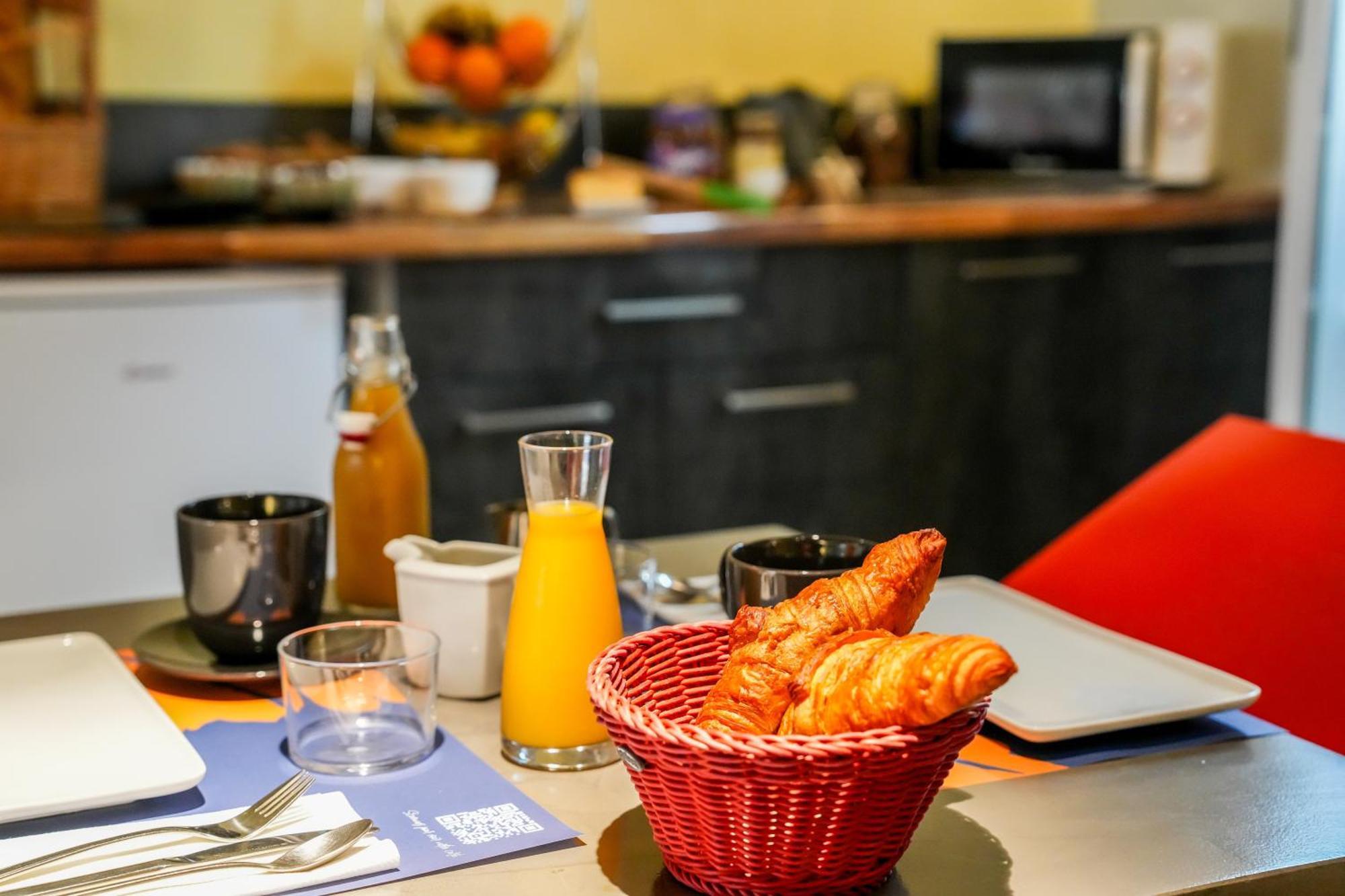 Logis Hotel & Restaurant Le Cadet De Gascogne Saint-Justin  Eksteriør billede